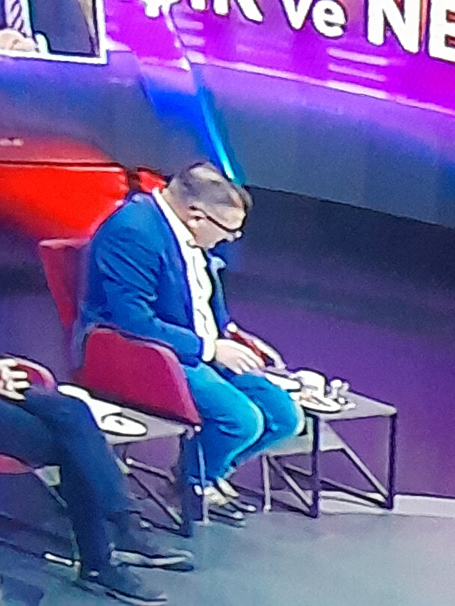 BRNEFES4's tweet image. #AçıkveNet 
Cem Küçük yine köşe başında oturan dedikoducu cazgır teyzeler gibi AKP  konuşulacağı zamanda bas bas bağırıyor gargaraya getiriyor. 

Abi bi otur kendini izle diyeceğim ama bilerek yapıyor ve herkes de düşürüyor.

Ve altan alta da gülüyor.