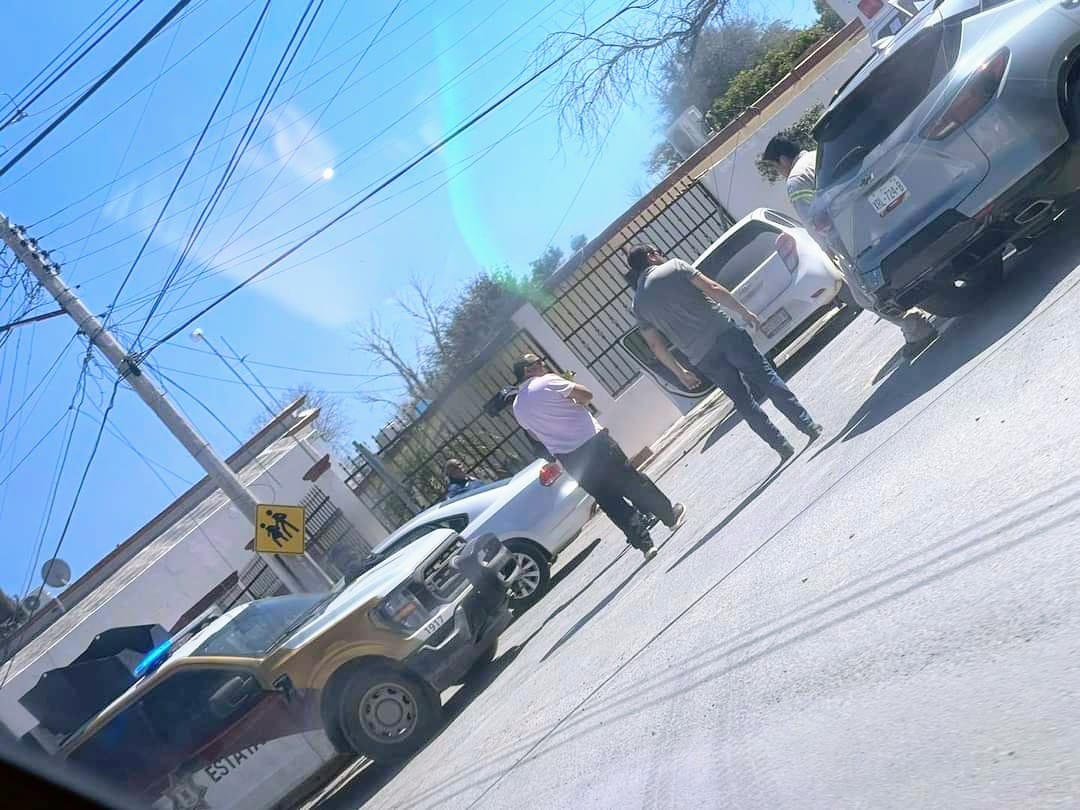 SrViolentoMx's tweet photo. #RioBravo #Tamaulipas 

Se informa que la víctima es un padre de familia que esperaba a su hij@ en la fila para recogerl@, los hechos ocurrieron en la calle que se encuentra a espaldas de Presidencia Municipal, el kinder Helen Keller. Cc @MennyValdz @Ar1zZ17 https://t.co/Q2HCUfNuGE