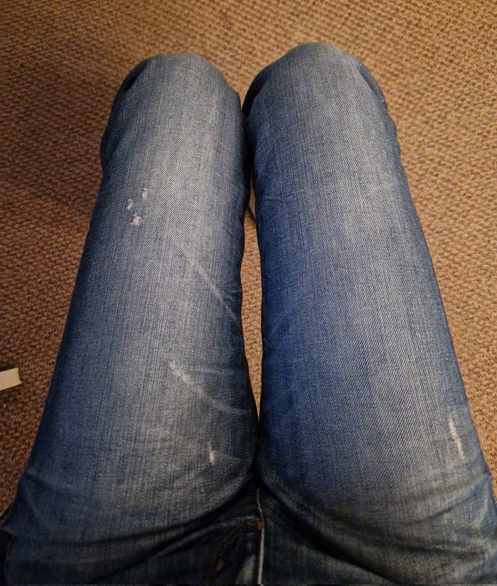 pinkspillingout's tweet photo. TW bc 
.
Kinda gap forming??? God I hate how huge my legs r a thigh gap would solve all my problems https://t.co/ouKLINOKiN
