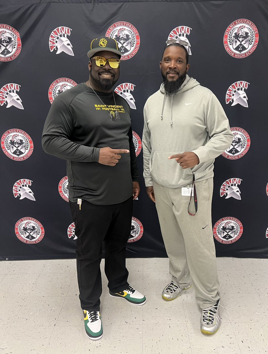 Southridge Football Thanks an Alumni Coach @TerronColson from @SVC_Football Saint Vincent College for coming to @Southridgehs & evaluating our student athletes. @SaintVincentCollege #RidgeUp #Blessed #305 #Recruiting #Highschool #CollegeFootball