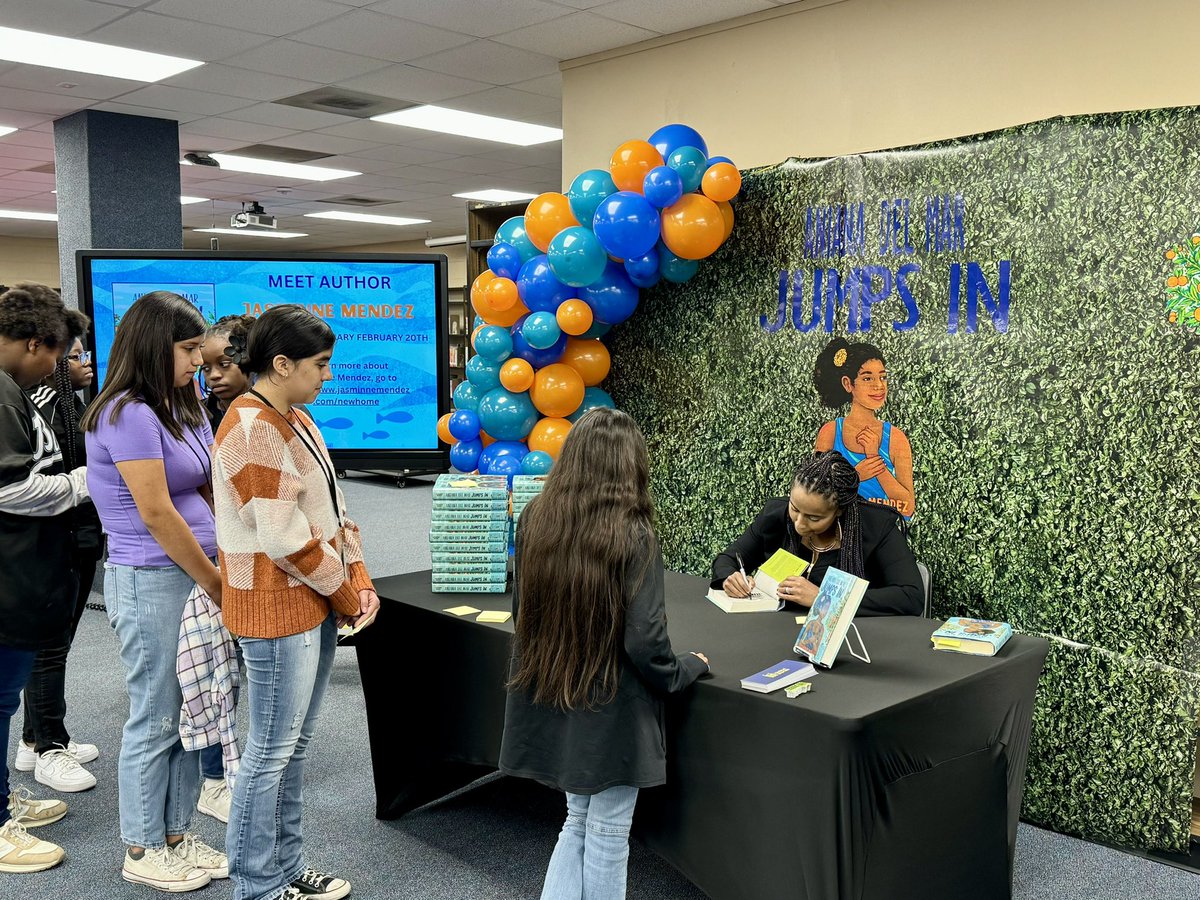 What a wonderful morning with @jasminnemendez as she talked about poetry and her newest book #AnianaDelMarJumpsIn! Our @HambrickMS_AISD Hawks will always remember this. Thnx @kindred_stories for providing this opportunity for our Ss! @aldinelibraries