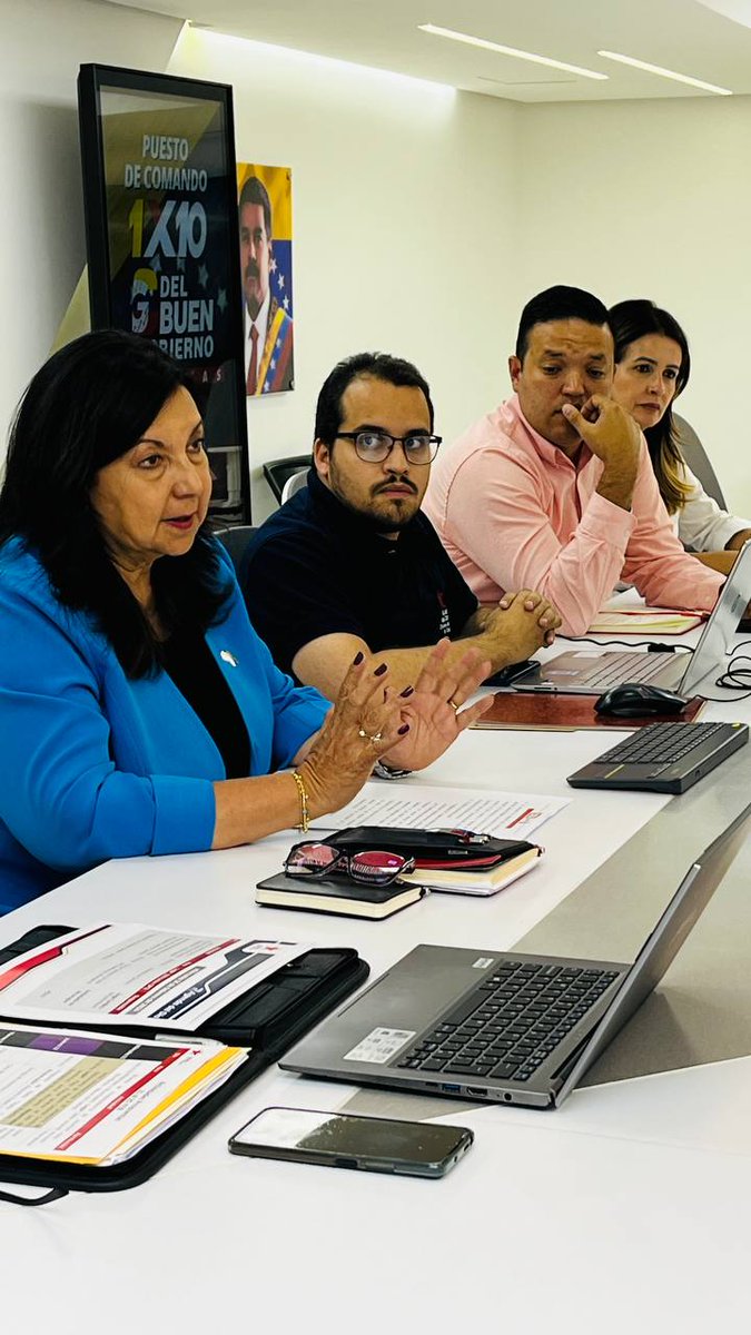 gestionperfecta's tweet photo. La sala del 1x10 del Buen Gobierno en Caracas activada, sin descanso, y un equipo desplegado en las 22 parroquias, ejecutando, verificando, haciendo seguimiento y control junto a las diferentes comunidades.

No nos detenemos.

#UnidosSeConsolidaLaPatria https://t.co/rzqE8j7dFA