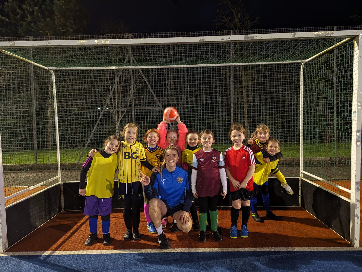 Big thank you to @abingdonutdwfc's Charlotte Deeley for coming down to our U8 Girls training tonight! Great for the girls to have someone to look up too & they really enjoyed it ⚽️💚💛