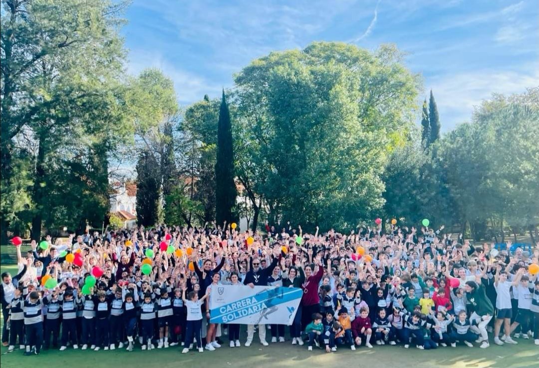 La semana pasada se celebraron algunas carreras solidarias en varios colegios de España para concienciar y recaudar fondos contra el cáncer infantil. Uno de ellos fue el colegio "The Yago School" de Sevilla, que como años anteriores ha convertido este día en una enorme APUfiesta