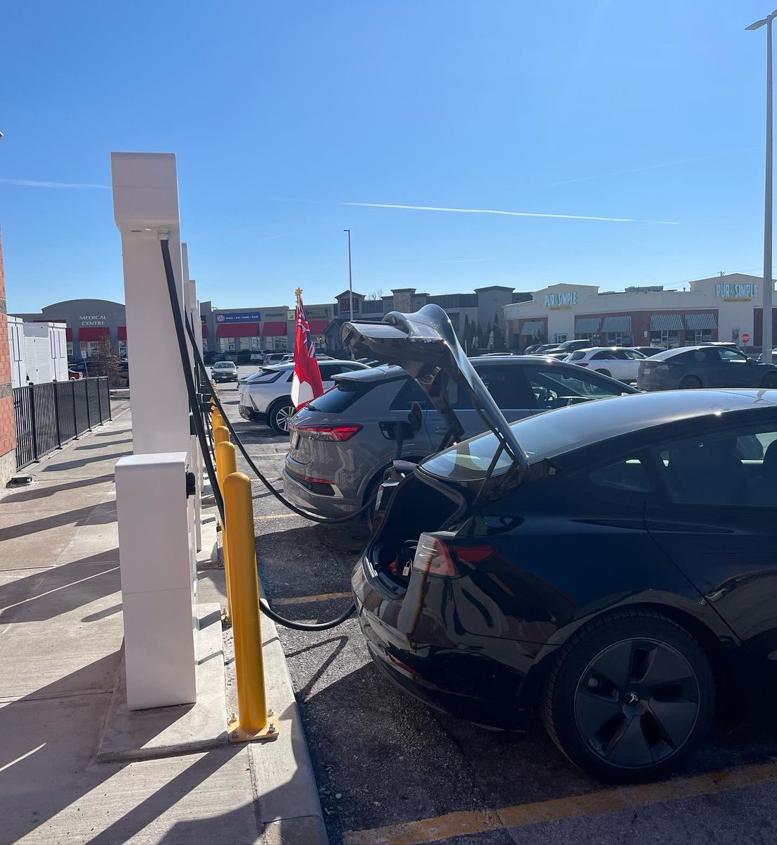 AnitaAnandMP's tweet photo. Des innovateurs comme @jule_power et @LongosMarkets nous conduisent vers la carboneutralité.
Aujd. nous avons annoncé un financement pour 7 chargeurs de VE à #Oakville et réaffirmé notre engagement à financer 42 000 stations de VE et à 100% de ventes de #VZE d'ici 2035. 🔋🚘 https://t.co/iMkuqE01ld
