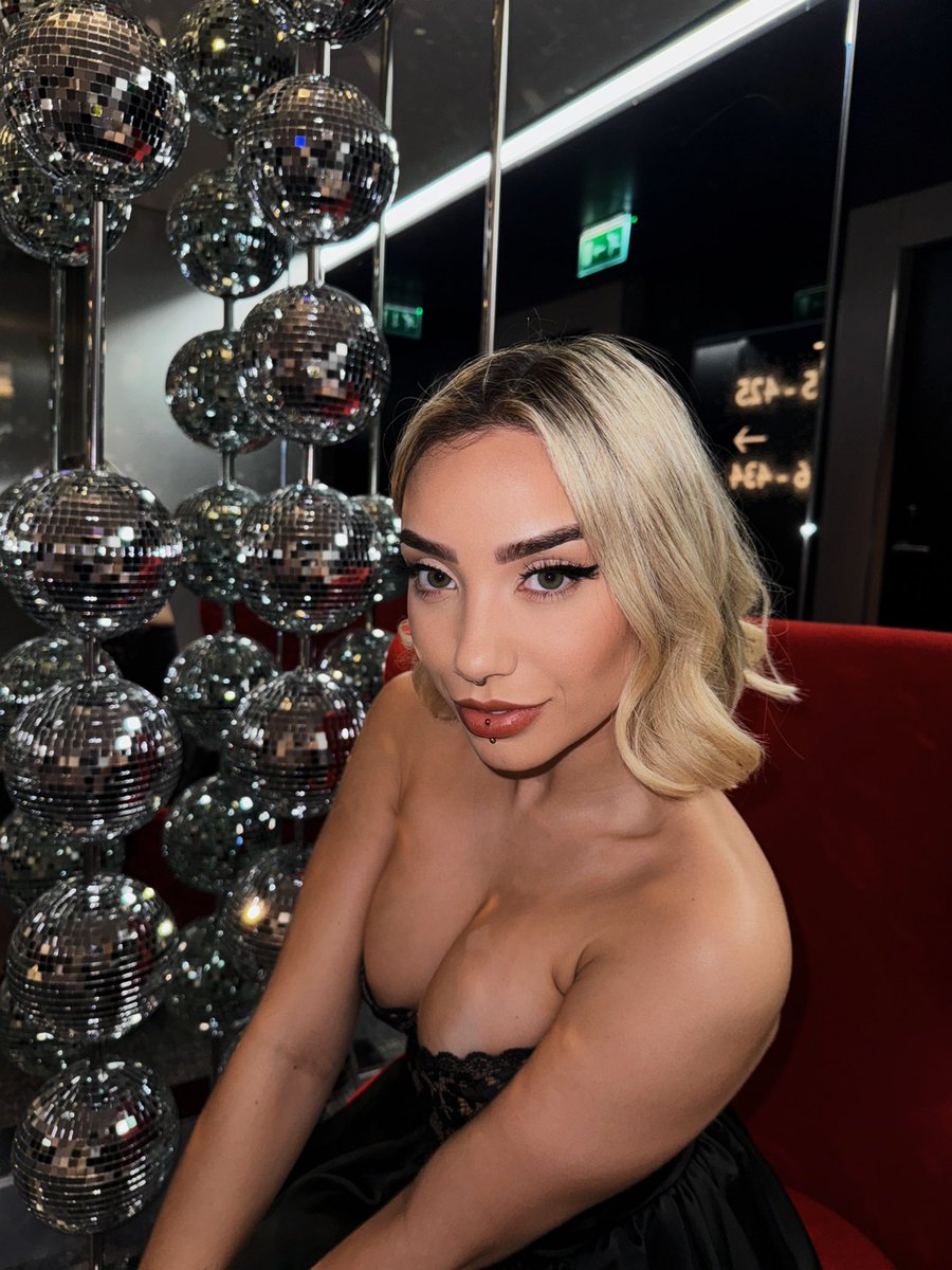 Nude in your dm if you comment “hi” 🤭