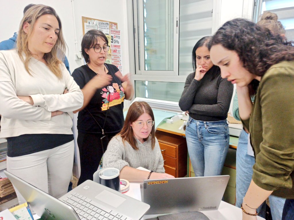 ESCmariafortuny's tweet image. Comencem la Capacitació Tecnològica #FAIG de la Comunitat 19 a @ESCmariafortuny
Descobrim les màquines que tindrem al #FAIGLab i comencem a ens posem a treballar amb el plóter de tall amb l'ajuda d' @esteamedu✨💪
@cesirecat @Airunvc @IRISIrisuca @educaciocat