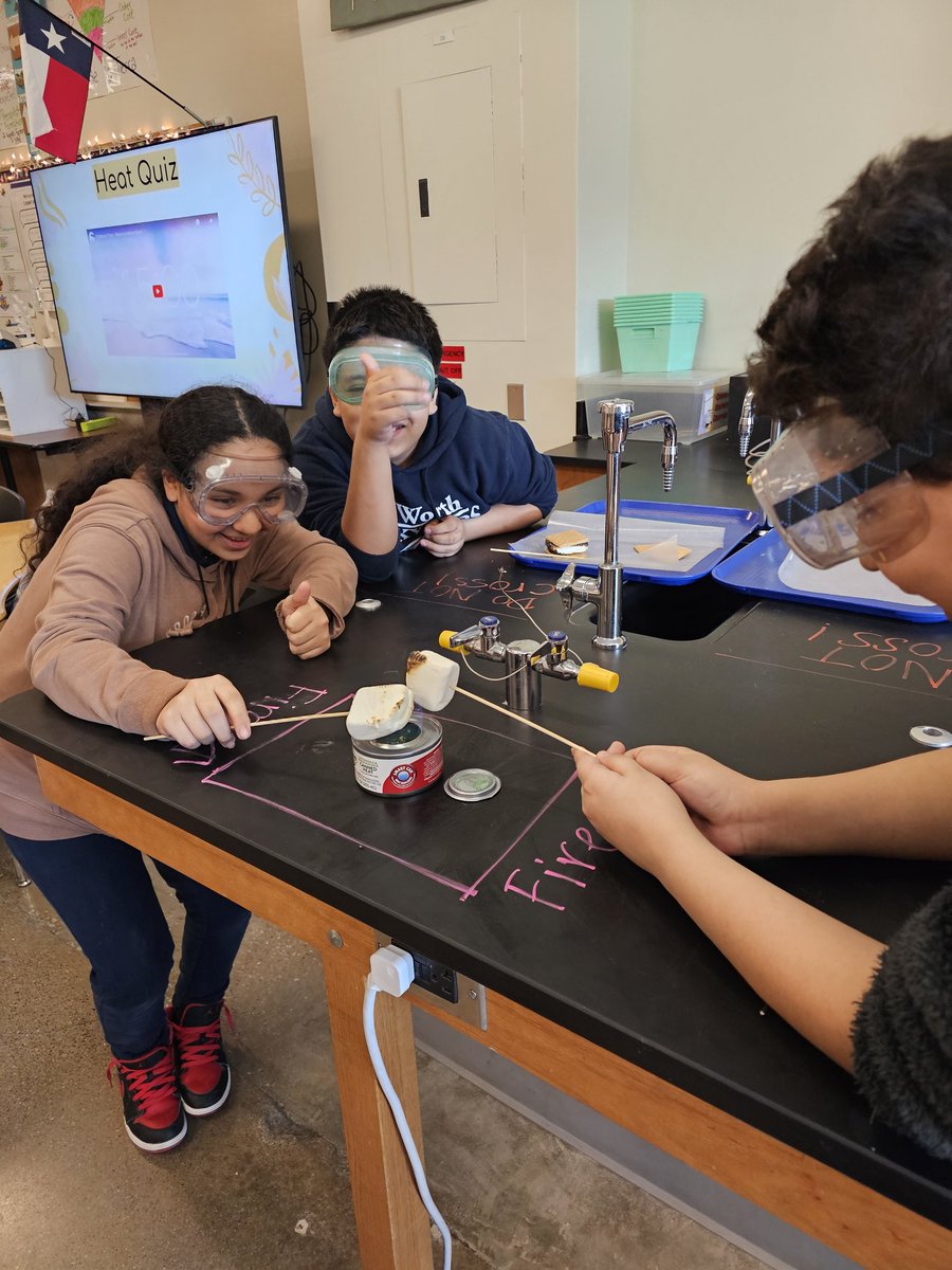 villa_sci's tweet image. Today these kiddos were learning s'more about heat transfer 🔥

#SamSide #HoustonScience #Radiation #HeatTransfer