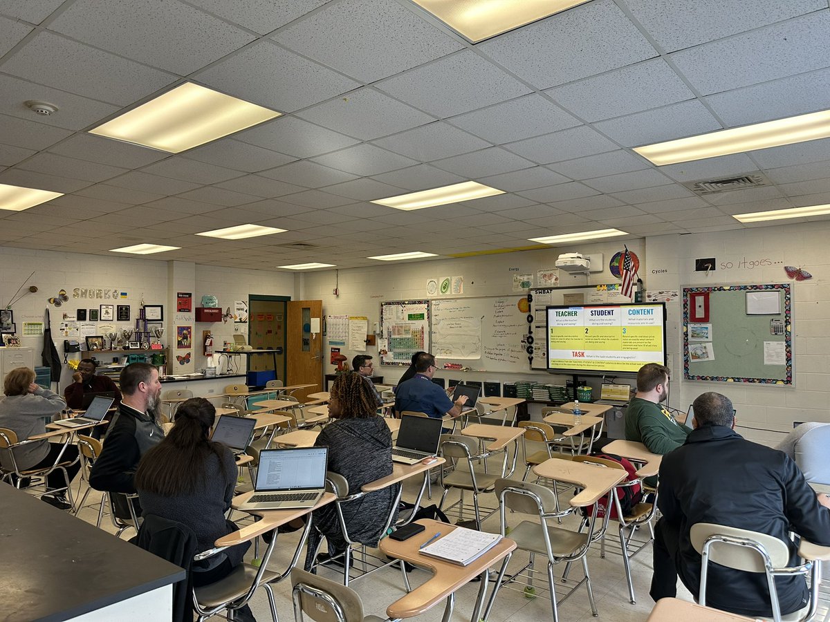 Charleshall83's tweet photo. Math 4+ content courses explained their literacy found in their courses. The AP teachers were helpful when explaining how literacy is important within our content. @CumberlandCoSch @YimiyaP @Shonette895 @VickieL_F #ccs612math https://t.co/GV6IC4Z6ZO