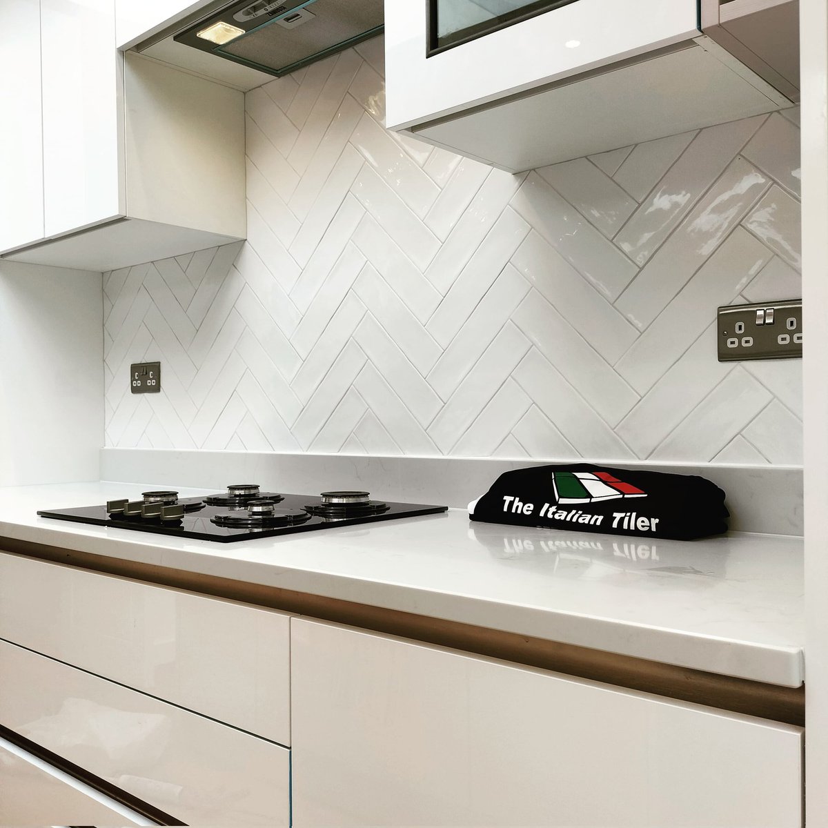 The Italian Tiler in London!

#theitaliantiler
#London #Londres #tiling #kitchen #interiordesign #cucina #herringbone
#toppstiles