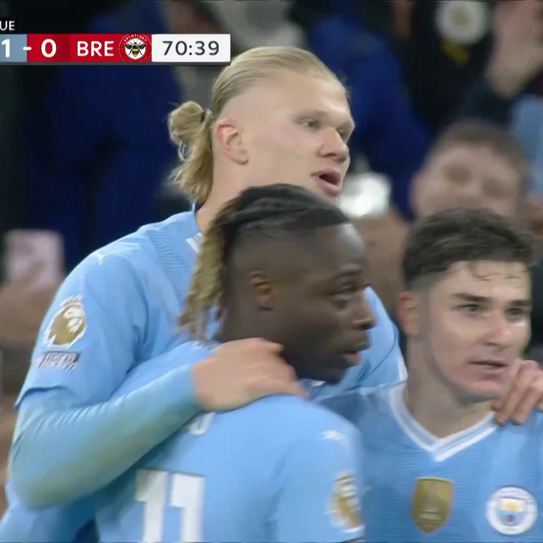 He doesn't miss those! ⚽️Erling Haaland fires Man City in front after a costly slip puts him through on goal!