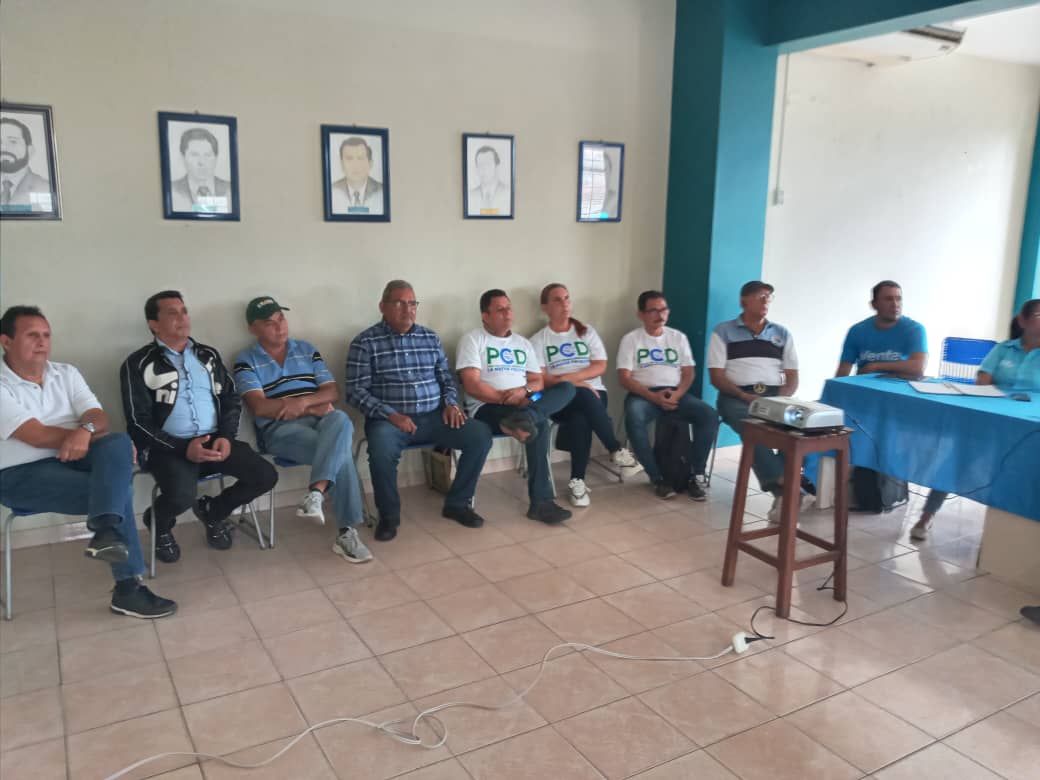 PCD_Merida's tweet image. Reunión productiva con las fuerzas políticas que apoyan @MariaCorinaYA en el municipio Alberto Adriani, para seguir fortaleciendo la unidad y lograr los objetivos en beneficio de Venezuela. Seguimos adelante hasta el final!! 
@PCD_Venezuela 
@Yandir_PCD 
#Venezuela
