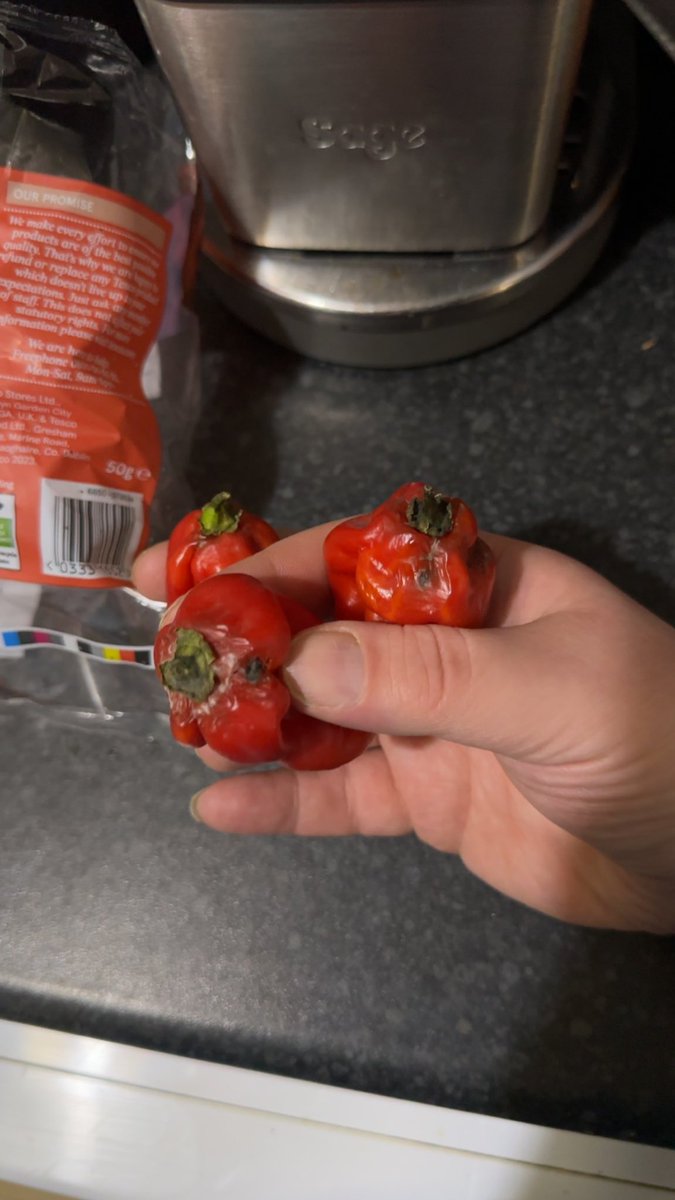 SimonLebeau7's tweet photo. Bought these yesterday @Tesco   I literally begrudge paying for groceries, especially fresh produce for them to be less than desirable. https://t.co/QppR8qn4OD
