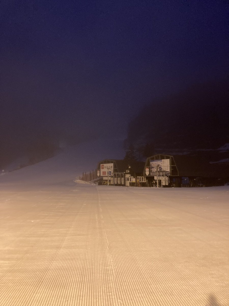 kawabaski's tweet photo. おはようございます。
本日の朝イチ情報です。
天候　雨
積雪　150㎝
気温　2.3℃
風速　0m
雪質　圧雪
全面滑走可能！3,300mロングコース滑走可能！
道路に積雪、凍結箇所はございません。
滑り止めを準備の上、安全運転でご来場下さい。
#川場スキー場　#オープン　#スキー場　#全面滑走 https://t.co/trrNHgrK1U