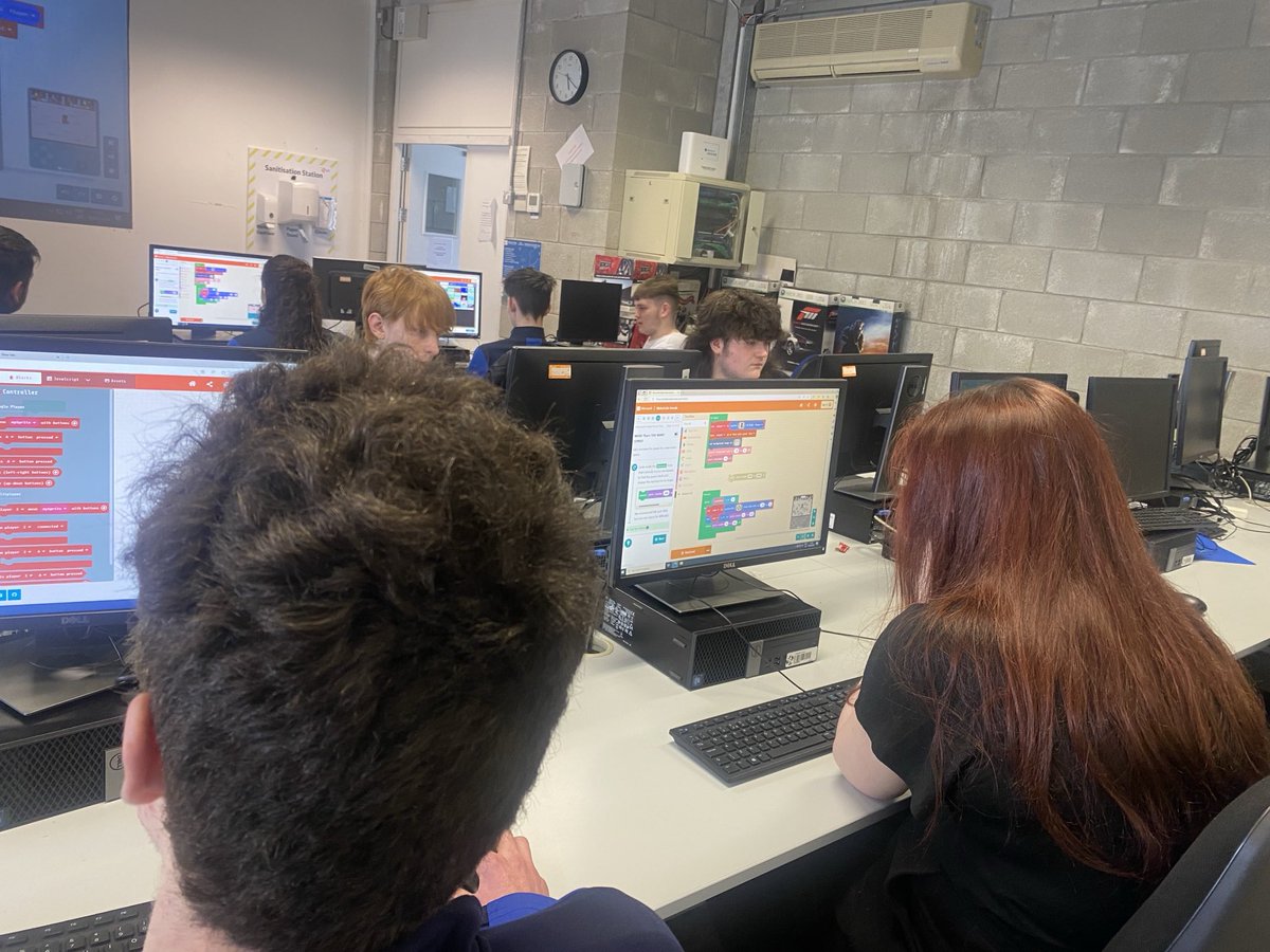 Our Student digital team working on Microsoft arcade in ⁦@gamesfleadh⁩ #gamesfleadh ⁦@colmhuirecoed⁩