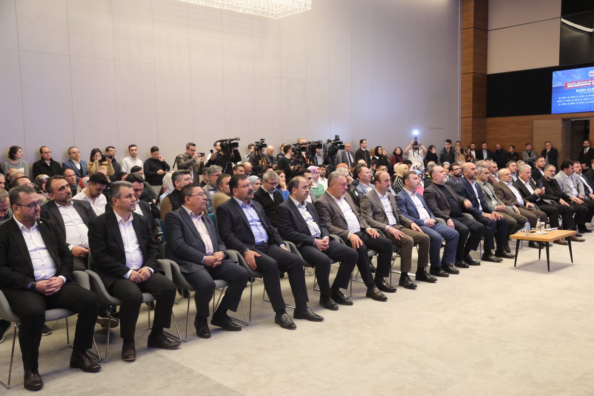 yildizali19's tweet photo. 🔴CHP Eli, Anayasa Mahkemesi Kararıyla
Emek Korunmuyor, Emekçi Kaybediyor!

🔲Yetkili Konfederasyon olarak, 7. Dönem Toplu Sözleşme görüşmelerinde 375 sayılı KHK kapsamında öngörülen toplu sözleşme ikramiyesinin “aylık ve 538 ₺ tutarında” ödenmesini sağlamıştık.

🔲CHP tarafından ilgili maddenin kısmi ifade ya da ibare şeklinde değil maddenin tamamına ilişkin iptal başvurusu nedeniyle AYM, uluslararası hukuk normlarına aykırı ve önceki hükümleriyle tamamen çelişen kararıyla toplu sözleşme ikramiyesini iptal etti. 

🔲Bunun anlamı, 2 milyondan fazla memurun CHP eli ve Anayasa Mahkemesi Kararıyla; kazanımlarının yok edilmesi, tartışmaya açılması, farklı yorumlara neden olması ve aylık 345 TL ceplerinden paranın geri çekilmesidir.

🔲Özetle; CHP’nin daha önce kamu görevlileri aleyhine yapmış olduğu ve iptal edilen kararlarda olduğu gibi yine memurlar, CHP tarafından mağdur edilmeye, maliyet üretilmeye, kazanımları bir çırpıda ellerinden alınmaya devam ediyor. 

🔲Hatırlayalım:
▪️2005 yılında toplu görüşmede mutabakat altına alınan sendika ödeneği CHP marifetiyle AYM tarafından iptal edildi.
▪️Sağlık çalışanlarına yönelik önlisans programlarından mezun olanlara lisans tamamlama eğitimi imkanı veren düzenleme CHP eliyle AYM tarafından iptal edildi. 
▪️Din görevlilerine ilişkin İLİTAM uygulaması CHP eliyle AYM kararıyla iptal edildi.
▪️2006 yılında öğretmenlik kariyer basamakları düzenlemesinde olduğu gibi 18 yıl sonra çıkarılan Öğretmenlik Meslek Kanunu’nda yer verilen kariyer basamaklarına ilişkin düzenleme yine CHP eliyle iptal edildi.

🔲Ana muhalefet partisinin; sahip olduğu yetkiyle bilerek, isteyerek ve kırıp dökerek oluşturduğu hak kayıpları ve mağduriyetler artık tahammül sınırını aşmıştır. 

📞Çalışma ve Sosyal Güvenlik Bakanı Sn.Vedat Işıkhanı arayarak memurun kaybetmesinin önüne geçilmesini, hükümetin toplu sözleşme kararının arkasında durmasını talep ettim.

#CHPveAYMmemurakaybettirdi