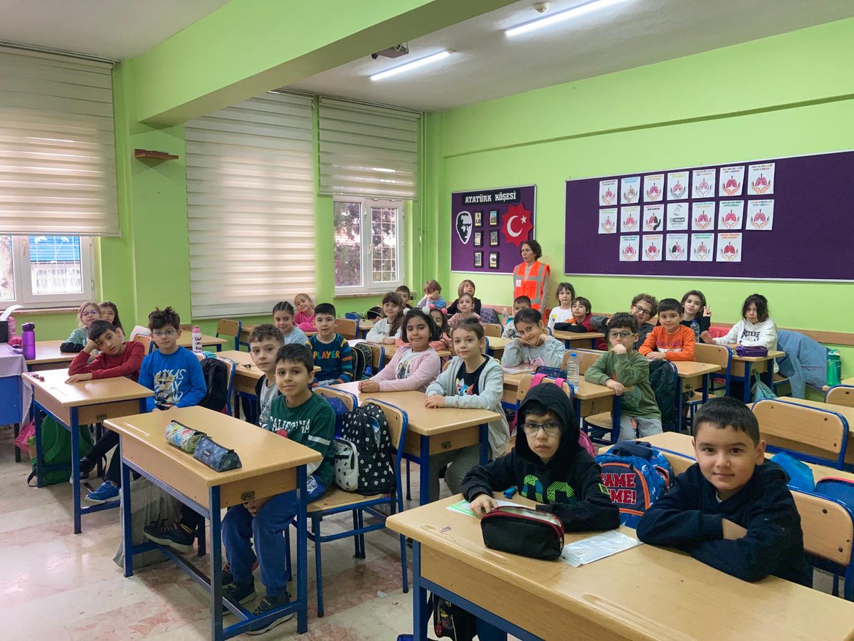 GÜVENLİ HAYAT

2. sınıf öğrencilerimiz Hayat Bilgisi Dersi, Güvenli Hayat ünitesi kapsamında AFAD' dan  gelen gönüllümüzün verdiği eğitim sayesinde, Acil bir durum olduğunda ne yapacağını ve  kimlerden yardım isteyebileceklerini uygulamalı olarak öğrendiler.