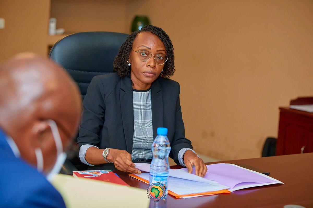 MaepGabon's tweet photo. Séance de travail présidée par S.E.M Roseline Patricia MBOUKOU FOUTOU, Ambassadeur du 🇬🇦, SG du @ministereae_ga qui avaient pour objectif d’échanger et prendre attache avec les Conseillers retenus dans le cadre du Conseil National de la Gouvernance (CNG) du @MaepGabon https://t.co/ZXqMr8v5u6
