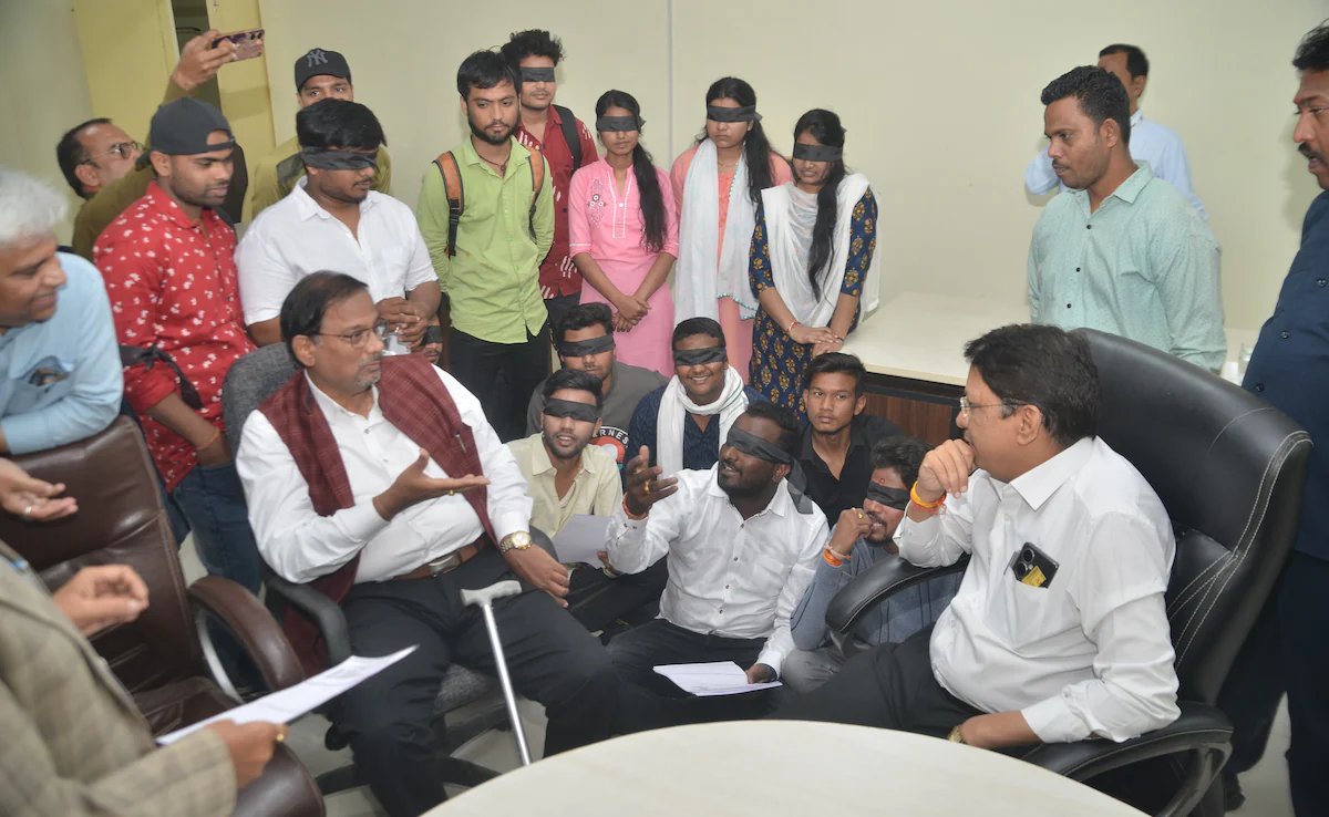 NEYU4MP's tweet photo. MP की शिक्षा व्यवस्था।

👉🏻रानी दुर्गावती यूनिवर्सिटी जबलपुर ने एग्जाम डेट जारी की।
👉🏻एडमिट कार्ड बांट दिए।
👉🏻जब बच्चे एग्जाम देने आए तो पता चला की क्वेश्चन पेपर तो बना ही नहीं,एग्जाम भी लेना है यही भूल गई।
👉🏻पट्टी बांधकर विरोध जारी है
@NEYU4INDIA
@DrMohanYadav51
#RDVV_नीद_से_जागो https://t.co/R2Skm58w8V