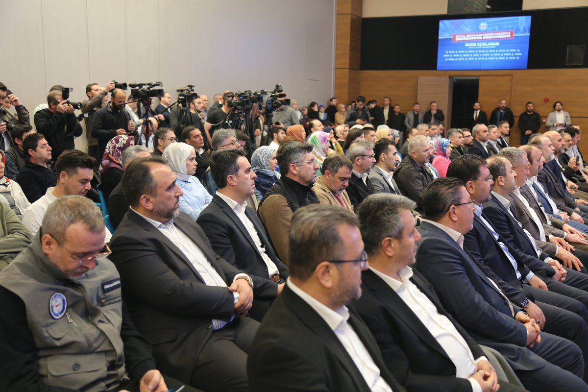 Diyanet_Sen's tweet photo. 🔴CHP Eli, Anayasa Mahkemesi Kararıyla
Emek Korunmuyor, Emekçi Kaybediyor!

🔲Yetkili Konfederasyon olarak, 7. Dönem Toplu Sözleşme görüşmelerinde 375 sayılı KHK kapsamında öngörülen toplu sözleşme ikramiyesinin “aylık ve 538 ₺ tutarında” ödenmesini sağlamıştık.

🔲CHP tarafından ilgili maddenin kısmi ifade ya da ibare şeklinde değil maddenin tamamına ilişkin iptal başvurusu nedeniyle AYM, uluslararası hukuk normlarına aykırı ve önceki hükümleriyle tamamen çelişen kararıyla toplu sözleşme ikramiyesini iptal etti. 

🔲Bunun anlamı, 2 milyondan fazla memurun CHP eli ve Anayasa Mahkemesi Kararıyla; kazanımlarının yok edilmesi, tartışmaya açılması, farklı yorumlara neden olması ve aylık 345 TL ceplerinden paranın geri çekilmesidir.

🔲Özetle; CHP’nin daha önce kamu görevlileri aleyhine yapmış olduğu ve iptal edilen kararlarda olduğu gibi yine memurlar, CHP tarafından mağdur edilmeye, maliyet üretilmeye, kazanımları bir çırpıda ellerinden alınmaya devam ediyor. 

🔲Hatırlayalım:
▪️2005 yılında toplu görüşmede mutabakat altına alınan sendika ödeneği CHP marifetiyle AYM tarafından iptal edildi.
▪️Sağlık çalışanlarına yönelik önlisans programlarından mezun olanlara lisans tamamlama eğitimi imkanı veren düzenleme CHP eliyle AYM tarafından iptal edildi. 
▪️Din görevlilerine ilişkin İLİTAM uygulaması CHP eliyle AYM kararıyla iptal edildi.
▪️2006 yılında öğretmenlik kariyer basamakları düzenlemesinde olduğu gibi 18 yıl sonra çıkarılan Öğretmenlik Meslek Kanunu’nda yer verilen kariyer basamaklarına ilişkin düzenleme yine CHP eliyle iptal edildi.

🔲Ana muhalefet partisinin; sahip olduğu yetkiyle bilerek, isteyerek ve kırıp dökerek oluşturduğu hak kayıpları ve mağduriyetler artık tahammül sınırını aşmıştır. 

📞Çalışma ve Sosyal Güvenlik Bakanı Sn.Vedat Işıkhanı arayarak memurun kaybetmesinin önüne geçilmesini, hükümetin toplu sözleşme kararının arkasında durmasını talep ettim.

#CHPveAYMmemurakaybettirdi