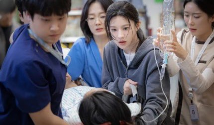 Karena adanya reaksi negatif dari komunitas medis, drama tvN #ResidentPlaybook yang dijadwalkan tayang Mei menggantikan #QueenOfTears kemungkinan akan tertunda

Karena ada situasi pemogokan kerja massal para dokter di Korea Selatan