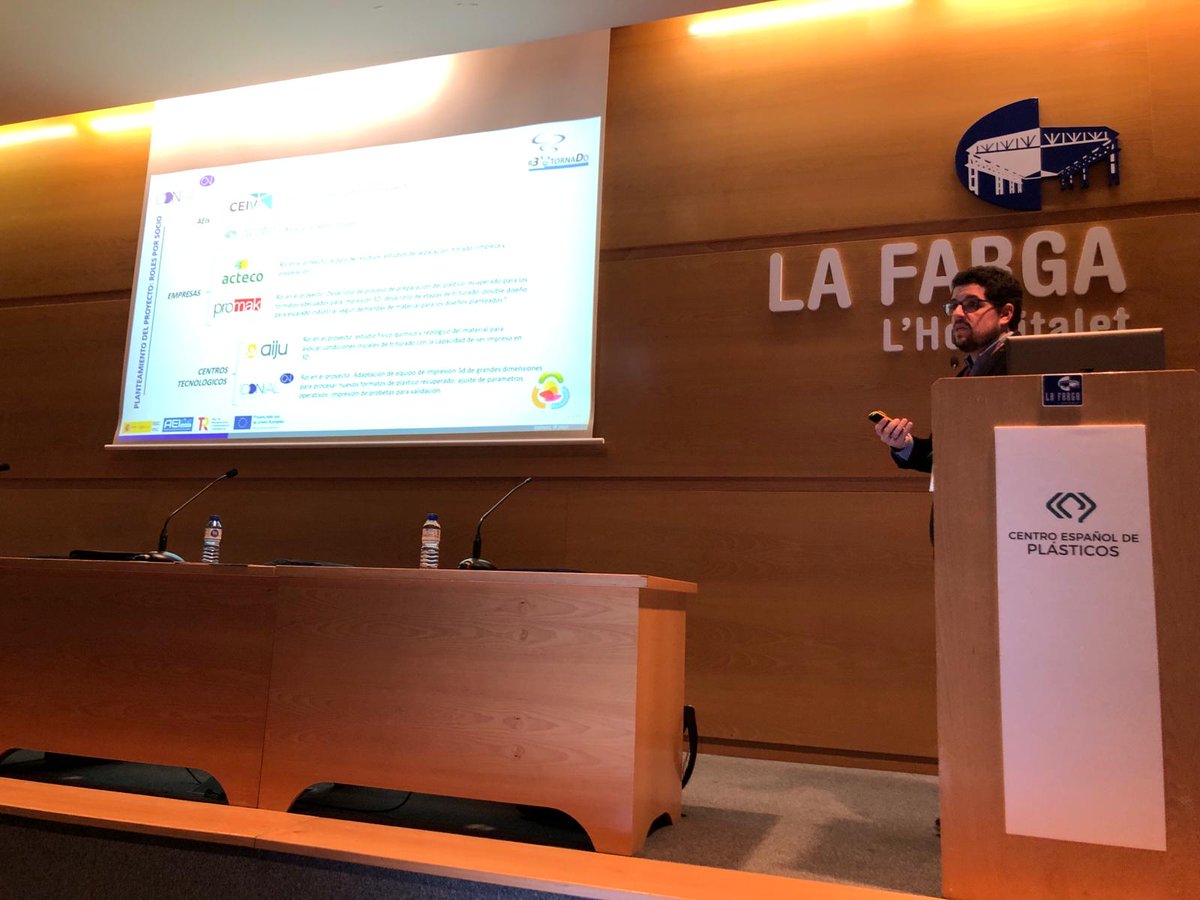 Luis Ignacio Suárez de @IdonialTech  ha participado en Barcelona en el evento 'Plastics & Rubber Spain 2024'.
Ha presentado el proyecto #R3TORNADO: Investigación sobre reciclabilidad de residuos termoplásticos mediante #impresión3D en gran formato. 
plastics-rubber.es