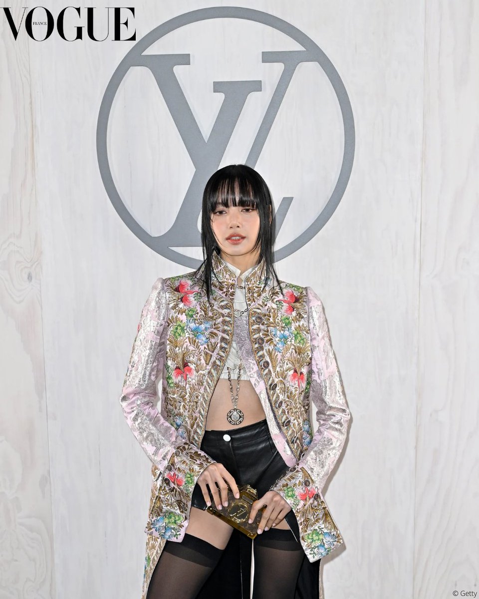 #Lisa des #BlackPink faisait partie des nombreuses célébrités ayant assisté au défilé #LouisVuitton automne hiver 2024-2025. #LISAxLVFW24 #LVFW24 #ParisFashionWeek --> trib.al/5fqSljn © Getty