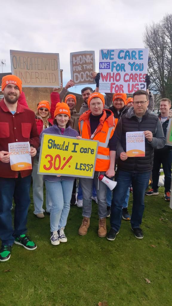 UCU_Ulster's tweet image. Our @UCU_Ulster rep @dm_gallagher with a solidarity visit to the junior doctors picket line this morning @ Altnagelvin