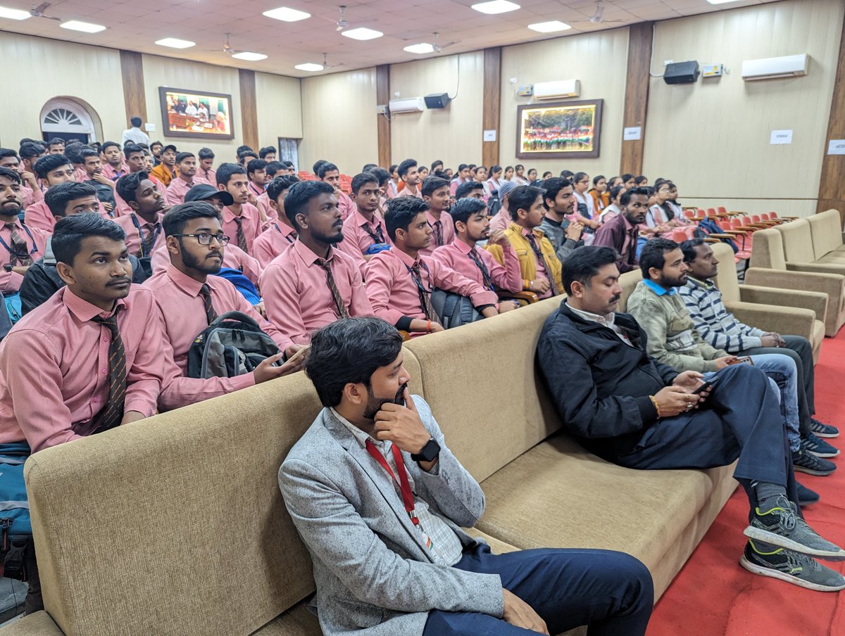 प्राचार्य प्रो० <a href="/drjppandeyy/">Dr J P Pandey</a>  के निर्देशन में दिनांक 06-03-2024 को बी०सी ०ए० एवं बी०एससी० कम्प्यूटर साइंस के छात्र/छात्राओं के लिए वेब डेवलपमेंट एवं ऐप डेवलपमेंट की ट्रेनिंग एवं जॉब प्लेसमेंट वर्कशॉप का  डिजीकोडर्स टेक्नोलॉजीज प्राइवेट लिमिटेड, लखनऊ द्वारा आयोजन किया गया।