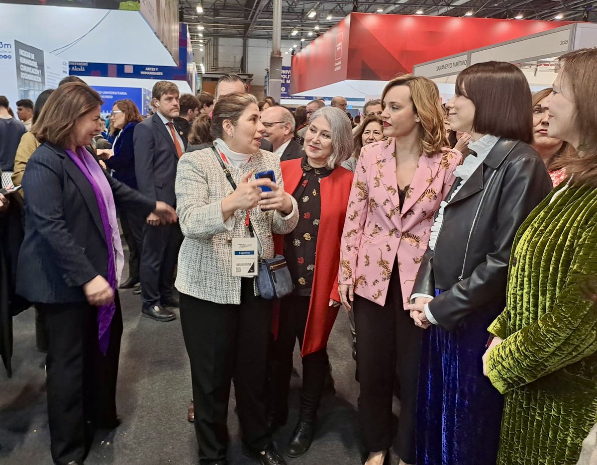 #Aula2024 #SemanadelaEducación @Pilar_Alegria y @DianaMorantR visitan el stand de @CienciaGob