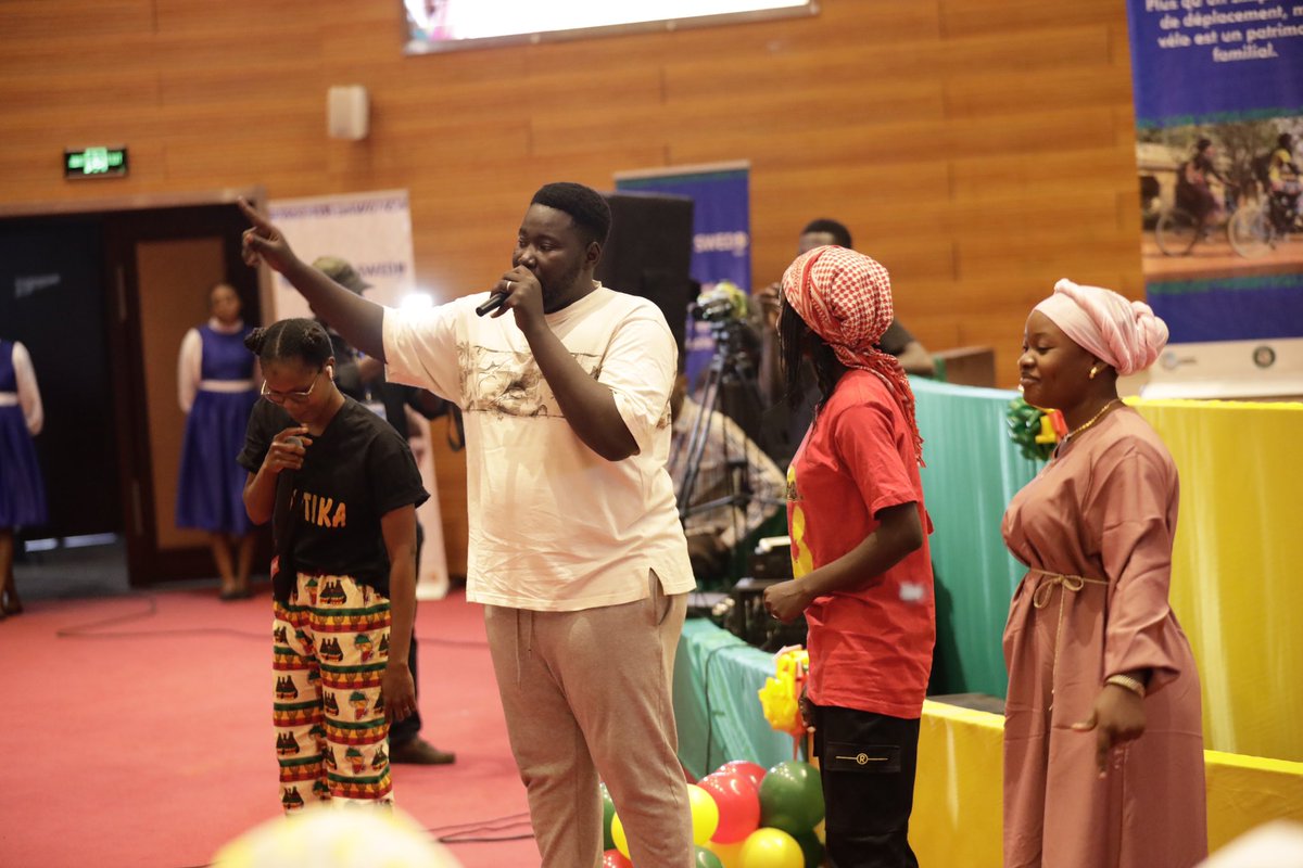 [𝗝𝗢𝗨𝗥𝗡𝗘𝗘𝗦 𝗦𝗪𝗘𝗗𝗗] 

❇️ cérémonie d’ouverture des journées SWEDD 

Ils nous ont émerveillé avec la prestation du titre « Le Foyer réclame le bureau » une production du SWEDD en partenariat avec des jeunes talents slammeurs 

#SWEDD 
#JOURNEESWEDD