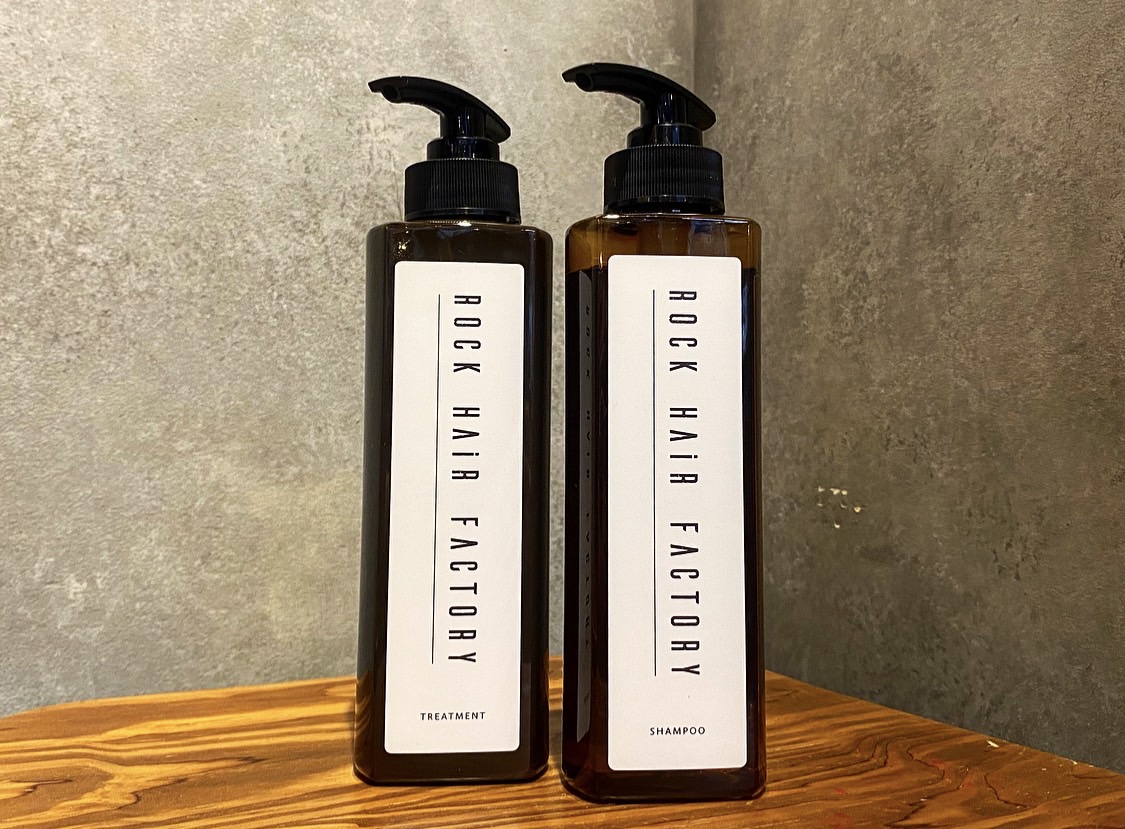 大好評！ロクヘアオリジナル！
シャンプー＆トリートメント

・シャンプー（300ml）税込¥2,750
・トリートメント（295g）税込¥3,500

カラーやパーマなどによるパサつきやゴワつきが気になる方向けにロクヘアがオリジナルで作りました！

サロン品質を日常に！
艶髪を目指しましょう✨