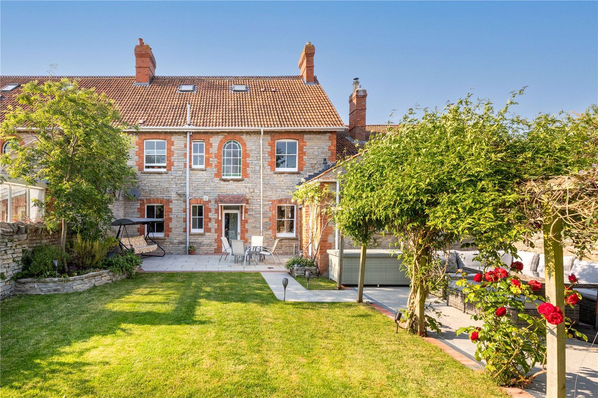 JacksonStops's tweet image. #Somerton

Littleton House is an attractive #Edwardiantownhouse with well-proportioned rooms that are light and airy with good ceiling heights and #sashwindows throughout. On the market with @JSSherborne with a guide price of £765,000.

jackson-stops.co.uk/properties/186…

#somerset