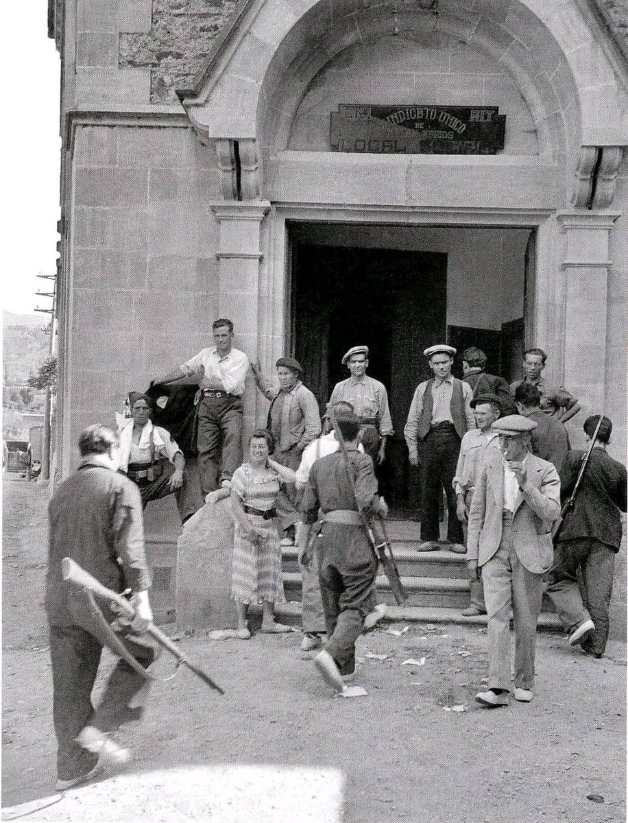 xixoncntait's tweet photo. La Seo d'Urgell (Lleida), julio de 1936.

La periodista francesa Héléne Roger-Viollet entre un grupo de anarquistas durante la ocupación de un convento, para transformarlo en comedor.

📷 Roger-Viollet.

#MemoriaAnarquista 
#SindicatoconHistoria 
#CNTAIT #AIT #IWA https://t.co/HBJG3kX7ta