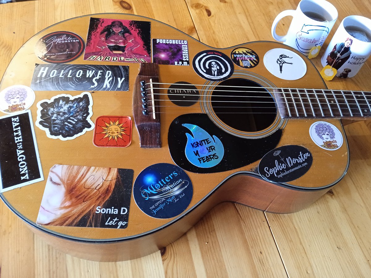 My first guitar ♥️, a Takamine! When an artist gives me a sticker, I stick it on her! such as @DorstenMusic @LeighThomasAU @HardlandRocks @SoniaDmusic @Portob_Express @3mindblight @VernonsThe @Feralman_Music @JenniferMlott @Hollowed_Sky @ChiaraMusicOff