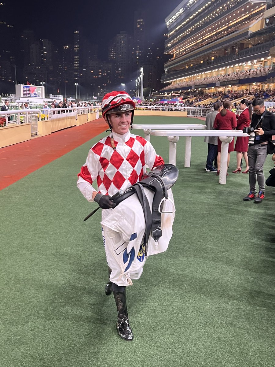 Ben Thompson off the mark @HKJC_Racing for a well deserved win on Courier Magic R2 for @JamieRichards3 under the lights at Happy Valley Well done Ben!