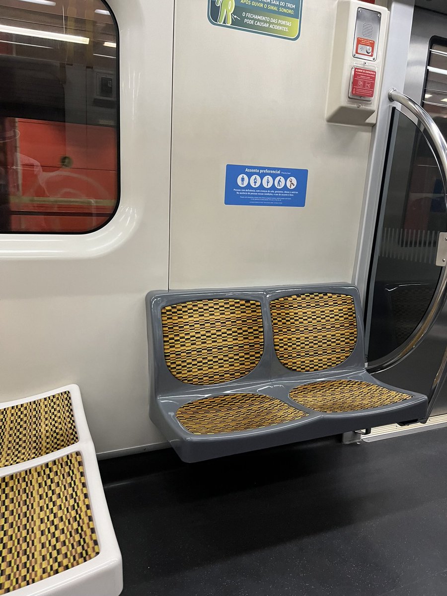 mark_richards04's tweet photo. Pleased to see that Line 4 on the São Paulo metro uses the classic District Line moquette. #SecretsOfTheLondonUnderground https://t.co/PudFSbmDUx