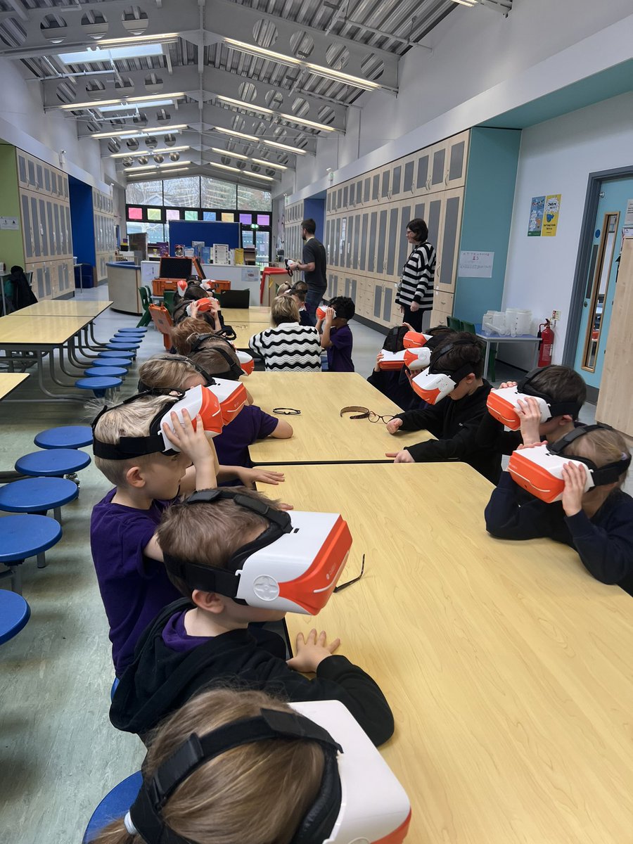 Carltonacademy1's tweet image. Year 1 are full of squeals and excitement #VRworkshop.  What a great experience for them