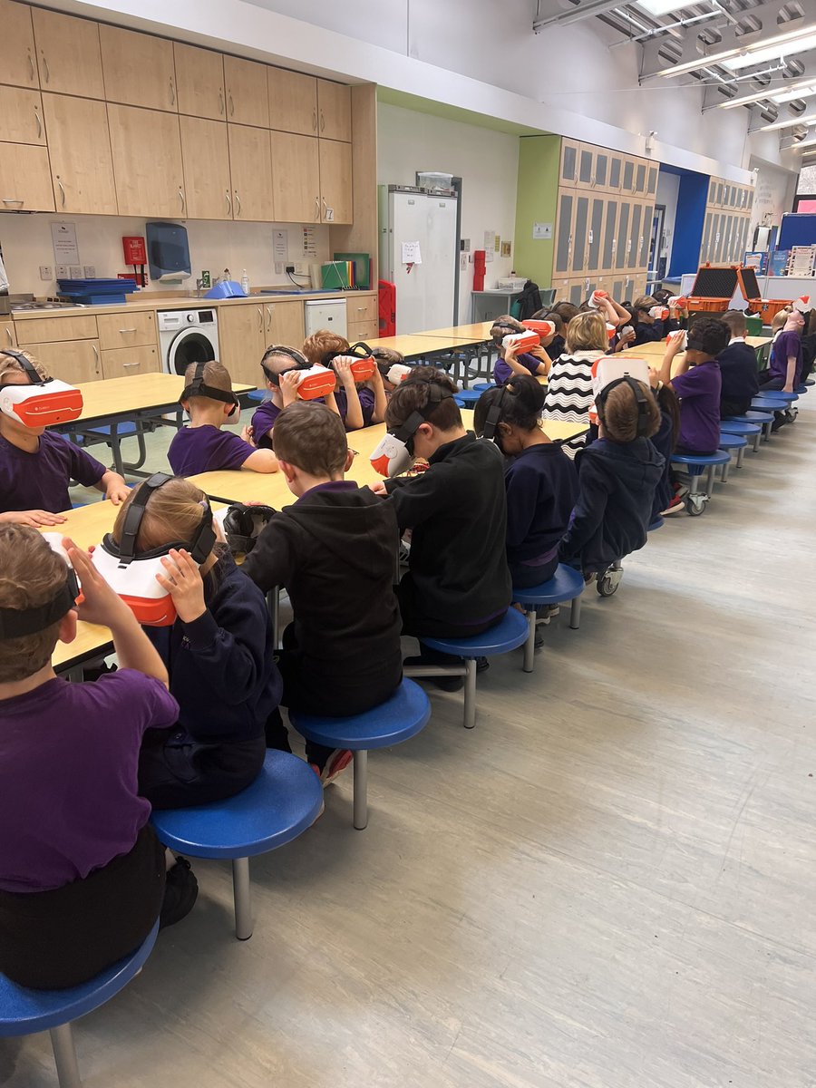 Carltonacademy1's tweet image. Year 1 are full of squeals and excitement #VRworkshop.  What a great experience for them