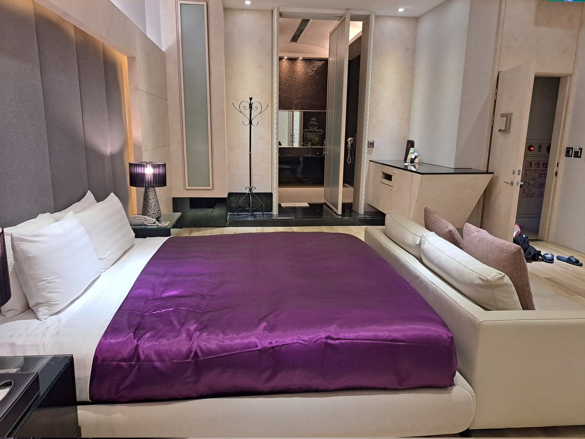 很大的房間～ 紫色的床超漂亮