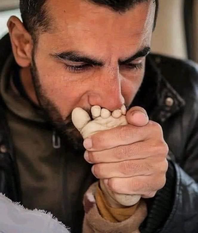 وإذا تركتَ أخاكَ تأكله الذئابُ 
فاعلمْ بأنكَ يا أخاه ستُستَطابُ 

ويجيءُ دوركَ بعده في لحظةٍ 
إن لم يجئْكَ الذئبُ تنهشكَ الكلابُ

إن تأكلِ النيرانُ غرفةَ منزلٍ 
فالغرفةُ الأخرى سيدركها الخرابُ