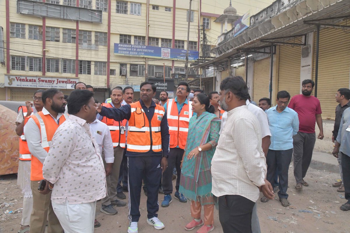 GHMC Commissioner @DRonaldRose visited Monda Market, along with Monda Market Corporator @KonthamDeepika, @ZC_Secunderabad, and other GHMC officials, to address the concerns raised in the recent meeting. Together, we're committed to finding solutions, strategizing ways to enhance…
