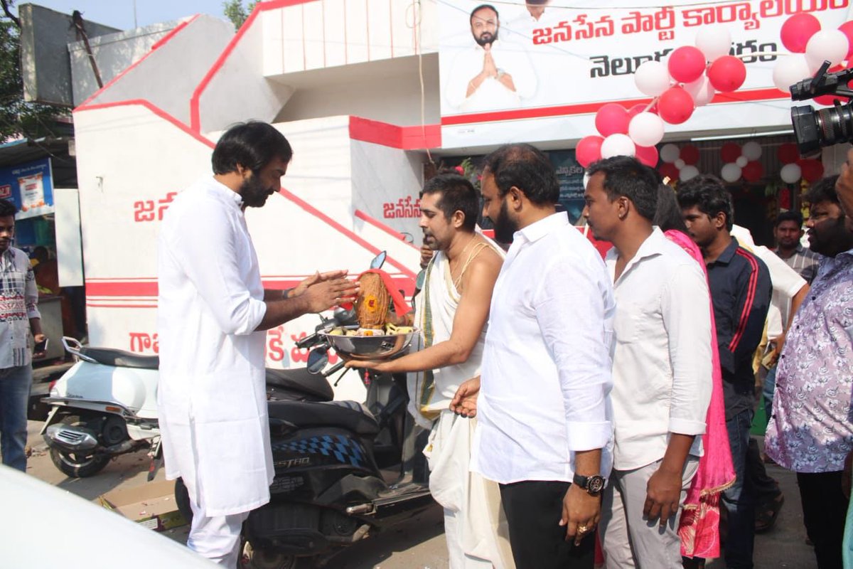 ManukranthReddy's tweet photo. ఈ రోజు నెల్లూరు నగరం లో జనసేన నెల్లూరు నగర అధ్యక్షుడు దుగ్గిశెట్టి సుజయ్ బాబు గారి ఆధ్వర్యంలో ఘనంగా జనసేన పార్టీ నెల్లూరు నగర కార్యాలయం ప్రారంభించడం జరిగింది.

@PawanKalyan @mnadendla https://t.co/0Zomc6Vt15