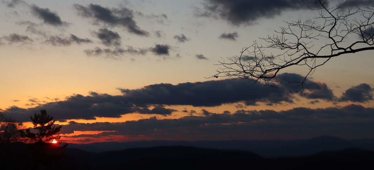 #Naturalbridge #Ineedtogetaway  #rockriverexperiences #Familyvacation #backtonature  #petfreindly #RockRiverFun #blueridgemoutains #naturevacation #virginiaIsBeautiful  #lexingtonva #Travel  #waterfalls #outdoors #findyourmoutain #Hiking #Sunset #Sunrise #vistaviews, #livemusic