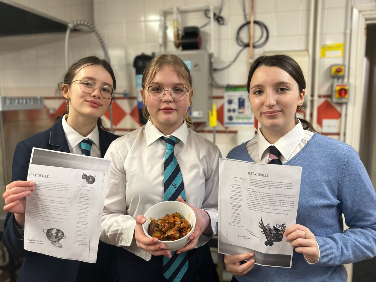 #Uppingham4thForm discovered ratatouille at MFL cookery club yesterday. They thought it tasted 'healthy and good’ and would definitely like to make it again, so they took away the bilingual recipes. Bravo les filles! #UppinghamEnrichment #UppinghamLanguages 🇫🇷