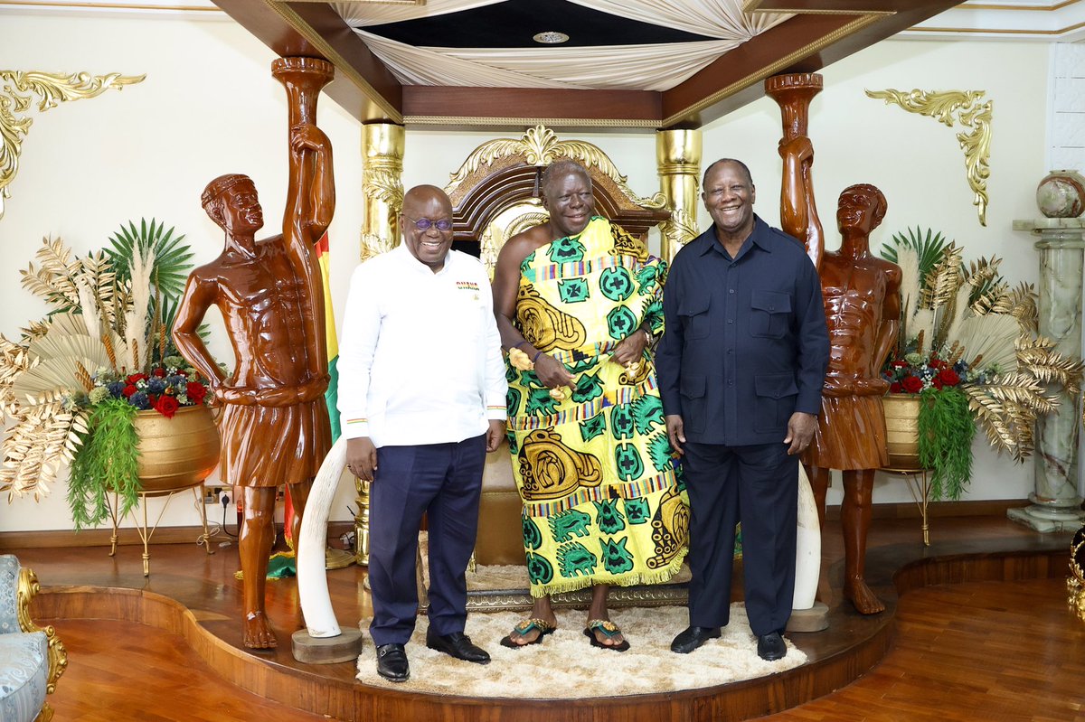 Presidenceci's tweet photo. Arrivé ce mardi 5 mars 2024, à Kumasi, pour prendre part à la commémoration du 67e anniversaire de l'indépendance du #Ghana, le Président @AOuattara_PRCI, en compagnie de son homologue ghanéen, @NAkufoAddo, a eu un entretien avec Sa Majesté Otumfuo Osei Tutu II, Roi des Ashanti. https://t.co/e71R8UNU0b