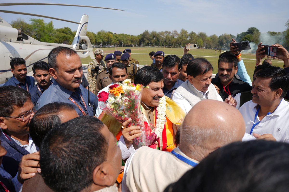 मुख्यमंत्री डॉ. मोहन यादव के आज भिंड आगमन पर स्थानीय जनप्रतिनिधियों द्वारा उनका आत्मीय स्वागत व अभिनंदन किया गया।

मुख्यमंत्री जी आज भिंड से 'किसान कल्याण योजना' और 'फसल बीमा योजना' के तहत किसानों के खाते में राशि का अंतरण एवं विभिन्न विकास कार्यों का भूमिपूजन व लोकार्पण करेंगे।