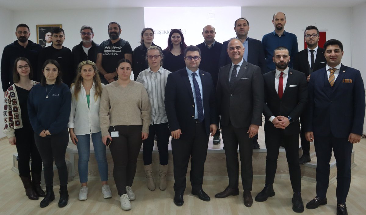 gosb_teknopark's tweet photo. ''Sözleşmeler Hukuku Eğitimi''ni gerçekleştirdik.
Av. Sinan Naipoğlu’nun sunumuyla katılımcılara, satım sözleşmesi, kira sözleşmesi ve hizmet sözleşmesi konuları anlatıldı. Eğitim, Genel Müdürümüz Prof. Dr. Murat Çemberci’nin, Sinan Naipoğlu’na plaket takdim etmesi ile son buldu. https://t.co/w8yeVLLV7S