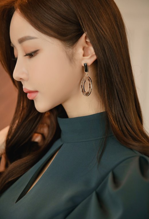 Yoonjoo_lust's tweet photo. 看似清纯的孙允珠，实际上已经被调教成了随时发情的专属骚货。穿着名媛礼裙，实际上满脑子都是你的鸡巴。在拍摄的间隙，主动跪下，拉开你的裤子拉链，轻分樱唇，含住龟头开始舔弄，性感小嘴来回不断吞吐和吸吮粗热鸡巴，娴熟地运用各种技巧，在吸吮、舔弄和咬吮间来回交替，渴望着你的精液入口。 https://t.co/siDSjMJwgq