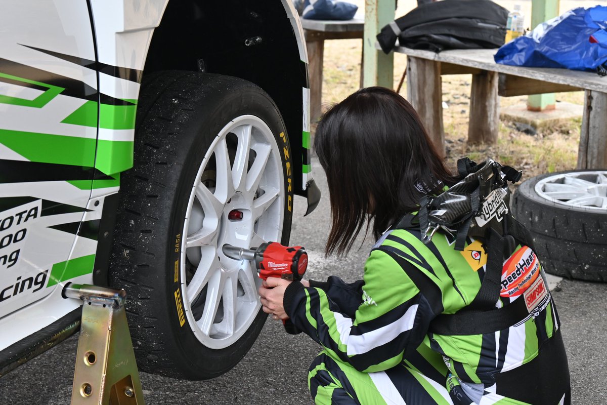 kitagawa_sae's tweet image. とかくコドライバーと言えば、ノートリーディングだけクローズアップされるけど、仕事はノート読むだけじゃない。

車載工具を使ってタイヤ交換だってする。

車が変われば工具や収納場所などが違ったりするので、必ず新しい車に乗る時はタイヤ交換練習する。

#Rally 
#codriver 
#RallyTeamAICELLO